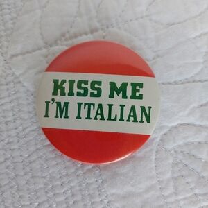 VINTAGE KISS ME I'M ITALIAN BUTTON PIN 3.5"